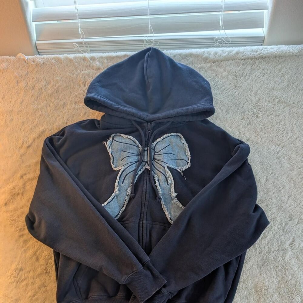 Unbranded Women's Navy and Black Hoodie